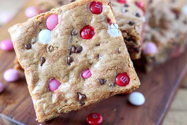 M&M’s Valentine’s Day Cookie Bars #Valentine's Day #recipes #desserts #trendypins