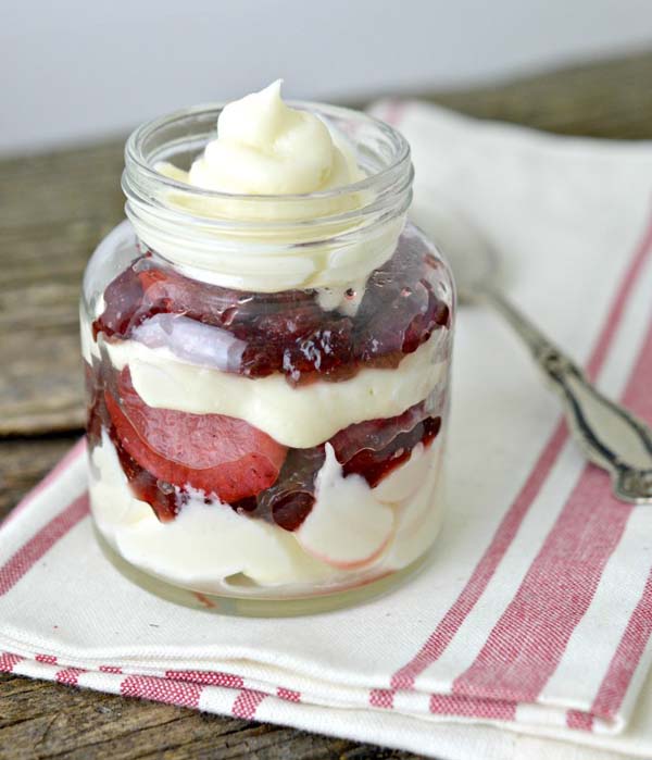 Mini Cheesecake Parfaits #Valentine's Day #recipes #treats #trendypins