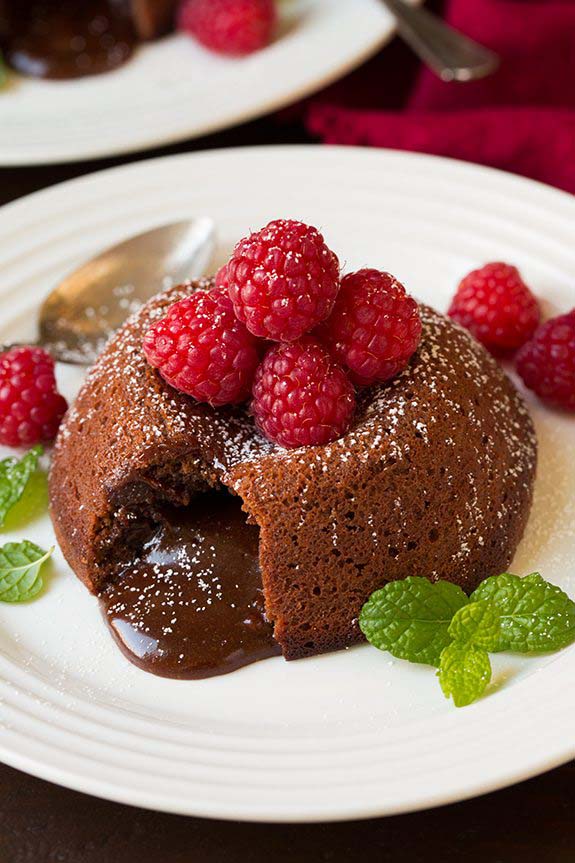 Molten Chocolate Lava Cakes #Valentin's Day #recipes #cakes #trendypins