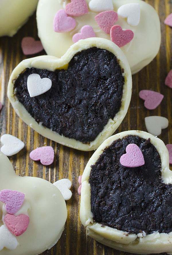 Oreo Truffles Valentine’s Hearts #Valentine's Day #recipes #desserts #trendypins