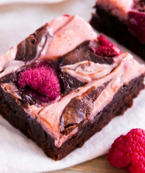 Raspberry Cheesecake Brownies #Valentine's Day #recipes #desserts #trendypins