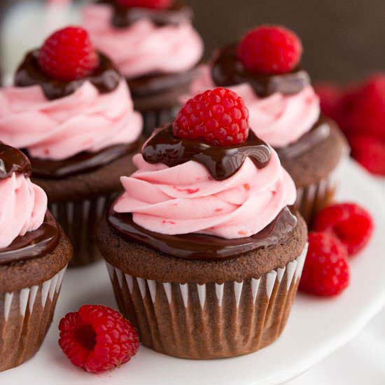 Raspberry Chocolate Cupcakes #Valentine's Day #recipes #cupcakes #trendypins