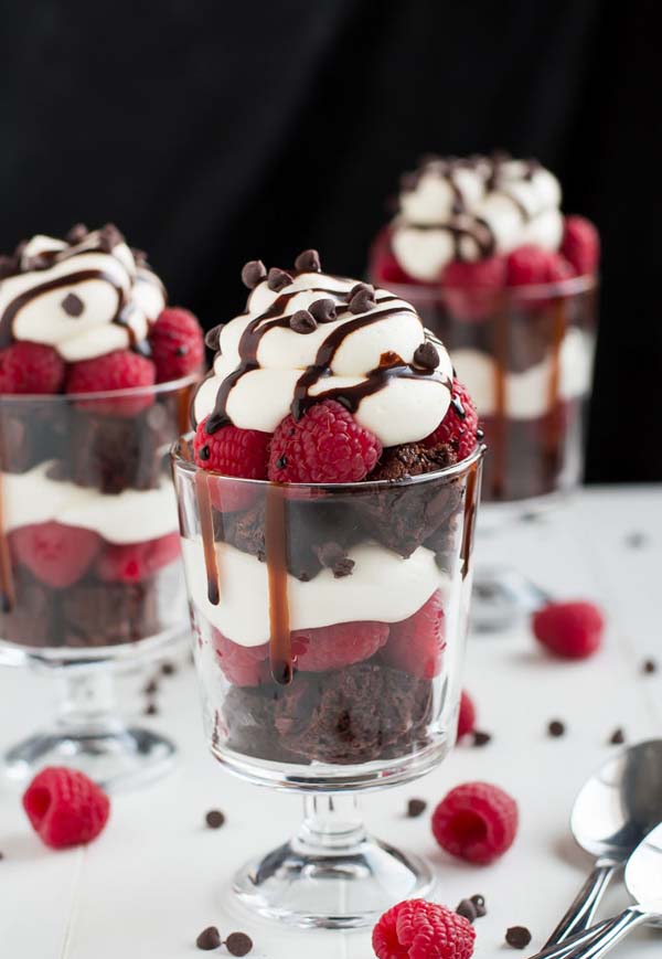 Raspberry Cheesecake Trifles #Valentine's Day #recipes #desserts #trendypins