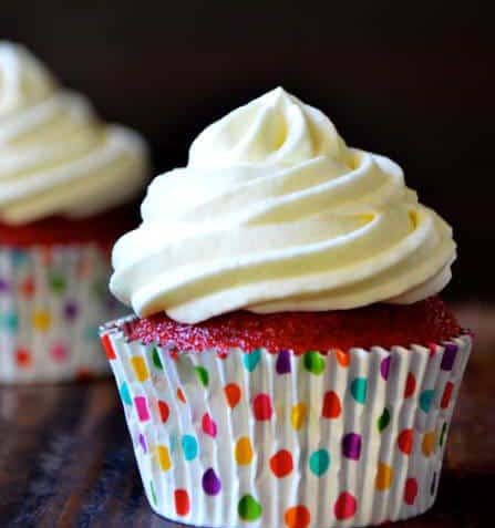Red Velvet Cupcakes with Cream Cheese Frosting #Valentine's Day #recipes #cupcakes #trendypins
