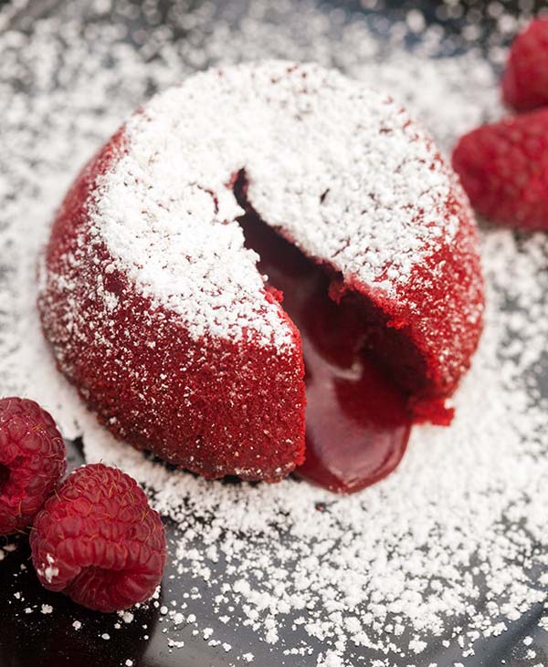 Red Velvet Molten Lava Cakes #Valentine's Day #recipes #cakes #trendypins