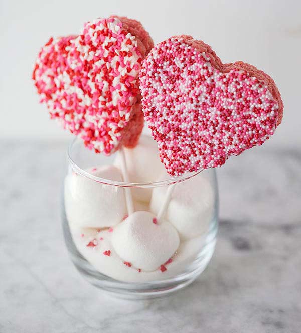 Rice Krispie Valentine Lollipops #Valentine's Day #recipes #treats #trendypins