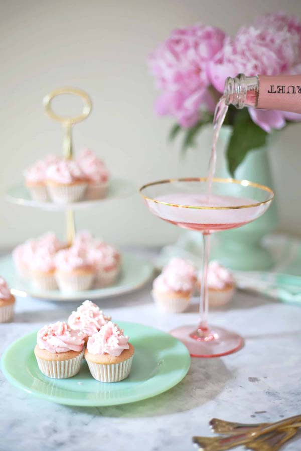 Rose Champagne Mini Cupcakes #Valentine's Day #recipes #cupcakes #trendypins