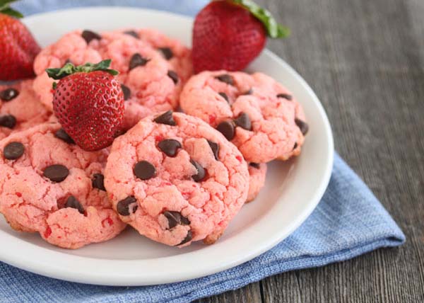 Strawberry Chocolate Chip Cookies #Valentine's Day #recipes #desserts #trendypins