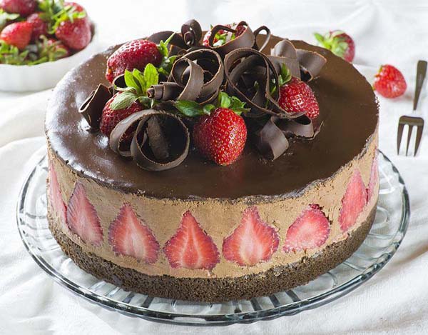Strawberry Chocolate Cake #Valentine's Day #recipes #desserts #trendypins