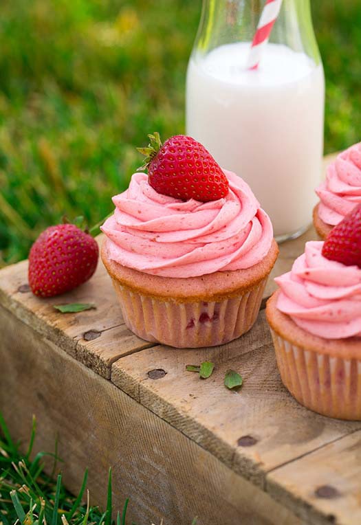 Strawberry Cupcakes with Strawberry Buttercream Frosting #Valentine's Day #recipes #cupcakes #trendypins