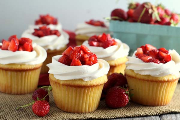 Strawberry Shortcake Cupcakes #Valentine's Day #recipes #cupcakes #trendypins