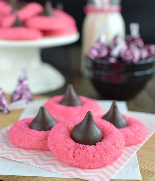 Strawberry Truffle Kiss Cookies #Valentine's Day #recipes #desserts #trendypins