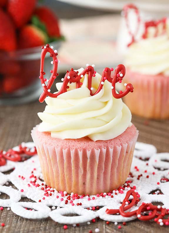 Strawberry Cupcakes with Cream Cheese Frosting #Valentine's Day #recipes #desserts #trendypins