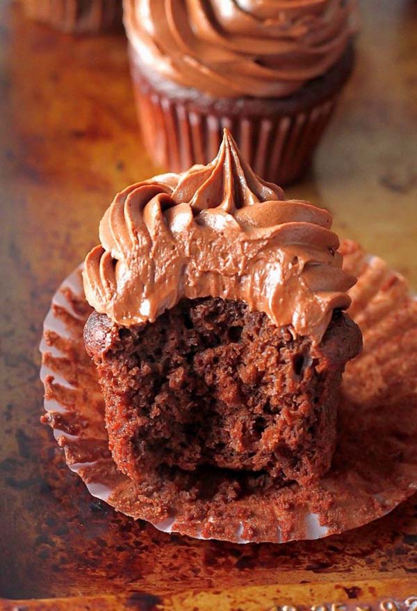 Super Decadent Chocolate Cupcakes #Valentine's Day #recipes #cupcakes #trendypins
