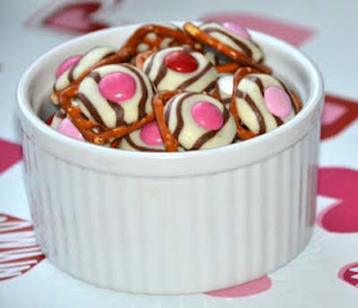 Valentine Pretzel Buttons #Valentine's Day #recipes #treats #trendypins