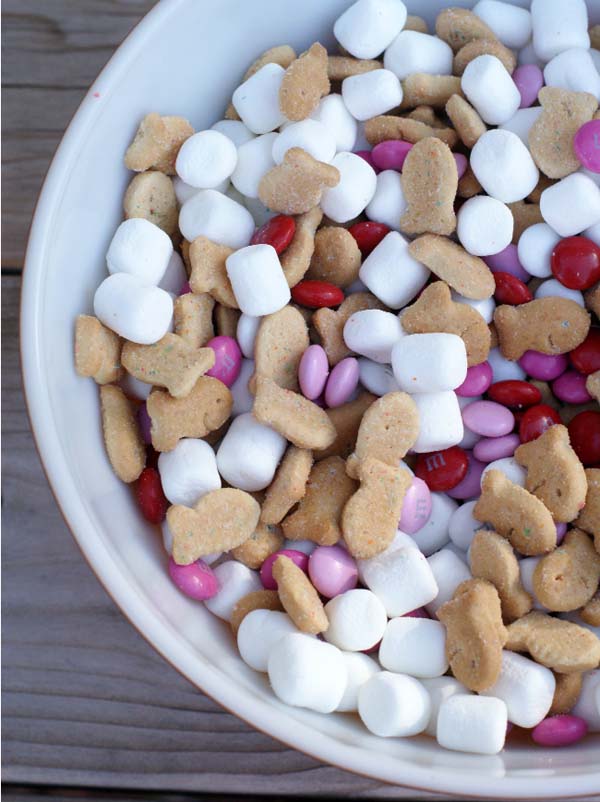 Valentine S’mores Party Mix #Valentine's Day #recipes #desserts #trendypins