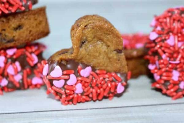 Valentine’s Chocolate Chip Cookie Hearts #Valentine's Day #recipes #desserts #trendypins