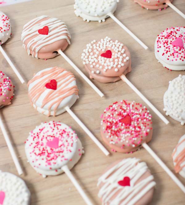 Valentines Day Chocolate Covered Oreo Pops #Valentine's Day #recipes #treats #trendypins