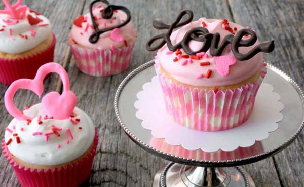 Valentine’s Day Chocolate Cupcake Toppers #Valentine's Day #recipes #cupcakes #trendypins