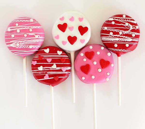 Valentine’s Day Oreo Pops #Valentine's Day #recipes #treats #trendypins