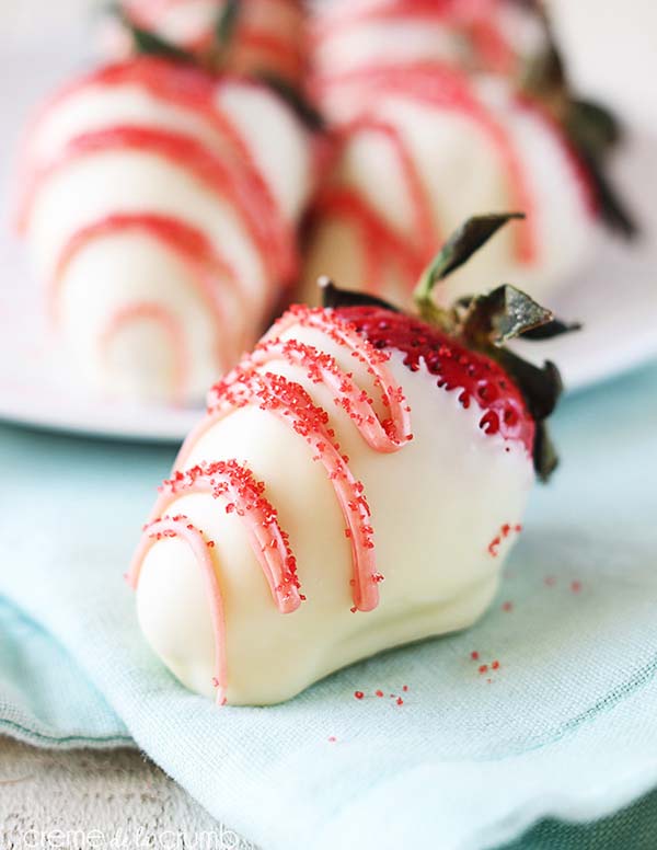 White Chocolate Dipped Strawberries #Valentine's Day #recipes #treats #trendypins