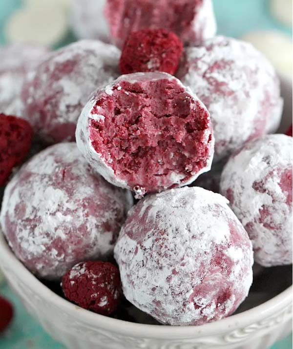 White Chocolate Raspberry Truffles #Valentine's Day #recipes #desserts #trendypins