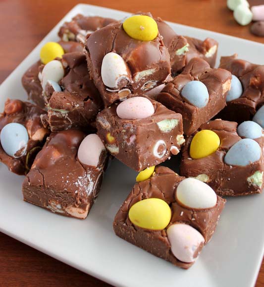 4 Ingredient Easter Fudge #Easter #desserts #recipes #trendypins