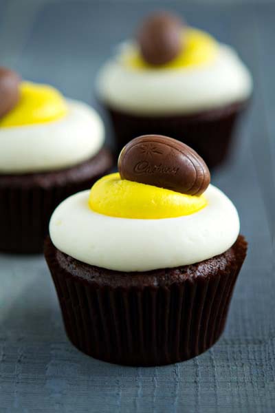 Cadbury Creme Egg Cupcakes #Easter #desserts #recipes #trendypins