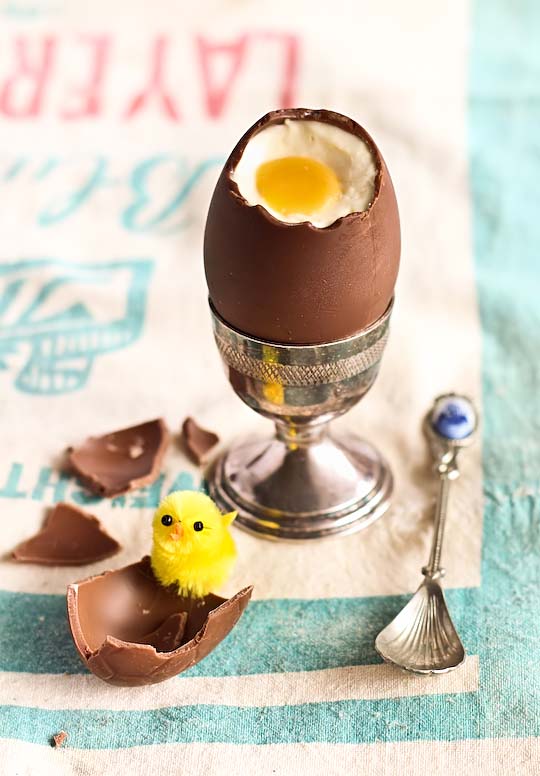 Cheesecake Filled Chocolate Easter Eggs #Easter #desserts #recipes #trendypins