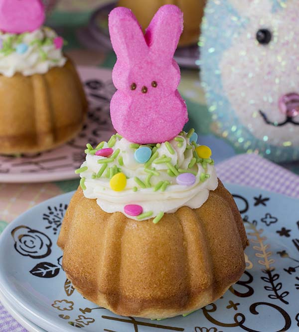 Easter Bunny Bundt Cake #Easter #desserts #recipes #trendypins
