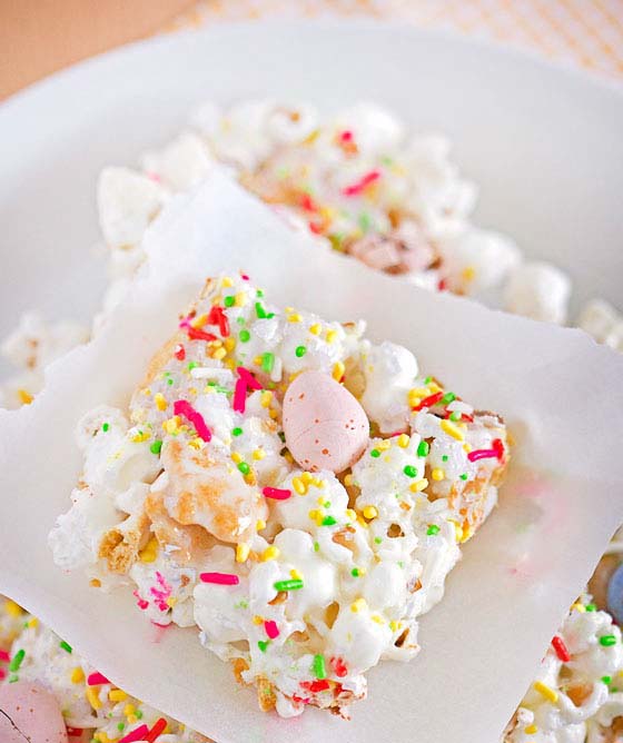 Easter Bunny Popcorn Bars #Easter #desserts #recipes #trendypins