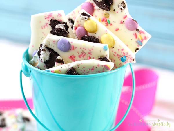 Easter Oreo Bark #Easter #desserts #recipes #trendypins