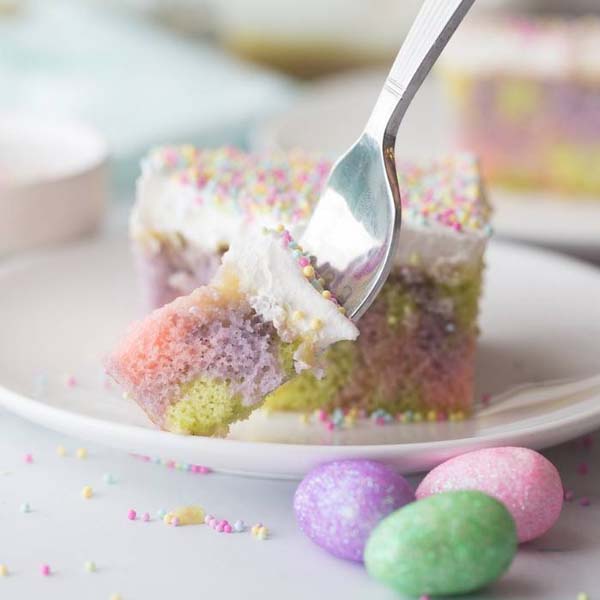Easter Poke Cake #Easter #cakes #recipes #trendypins