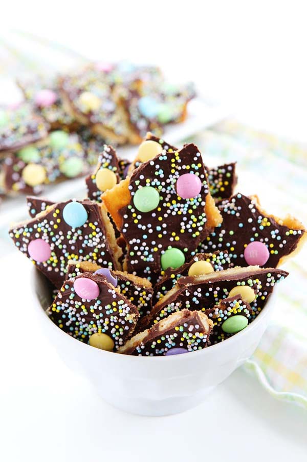 Easter Saltine Toffee #Easter #treats #recipes #trendypins