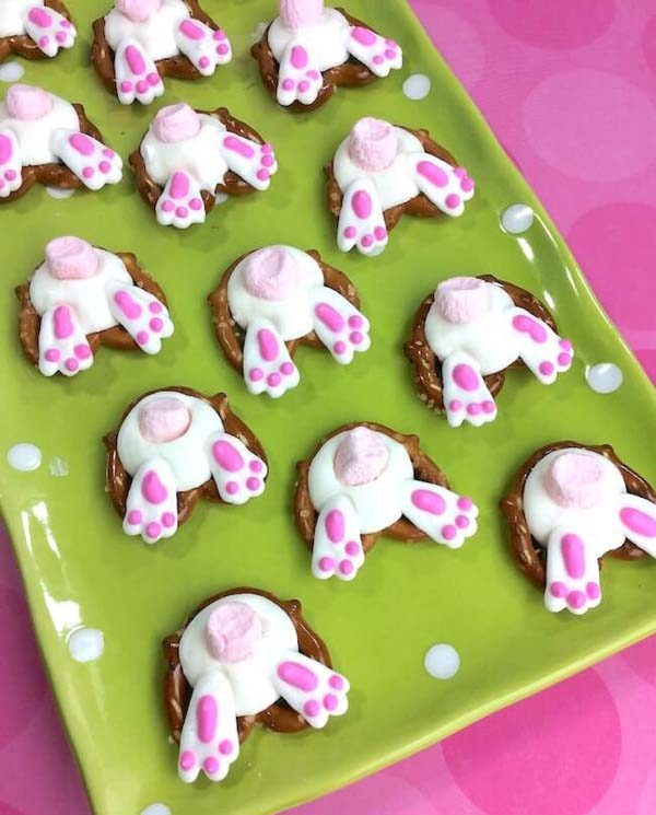 Easy Bunny Butt Pretzels #Easter #desserts #recipes #trendypins