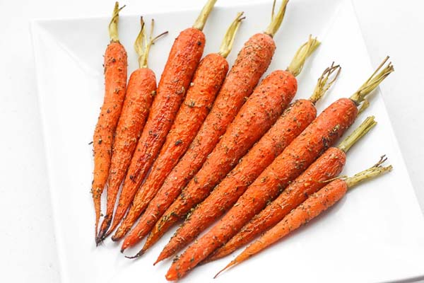Easy-Garlic-and-Herb-Roasted-Carrots #Easter #dinner #recipes #trendypins