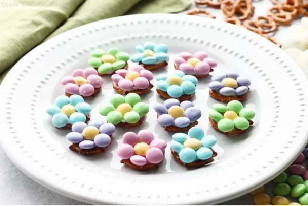 Flower Pretzel Bites #Easter #desserts #recipes #trendypins