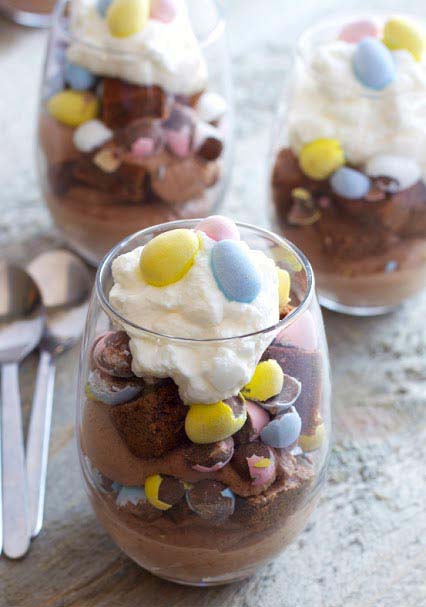 Mini Eggs Easter Brownie Parfaits #Easter #desserts #recipes #trendypins