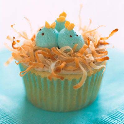 Nesting Baby Bluebird Cupcakes #Easter #desserts #recipes #trendypins