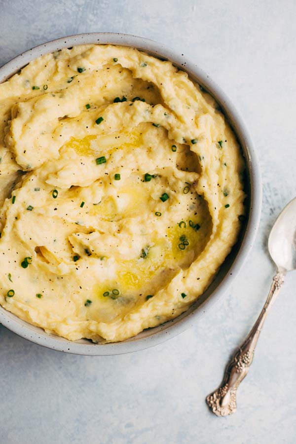 Seriously Amazing Cheddar Mashed Potatoes #Easter #dinner #recipes #trendypins