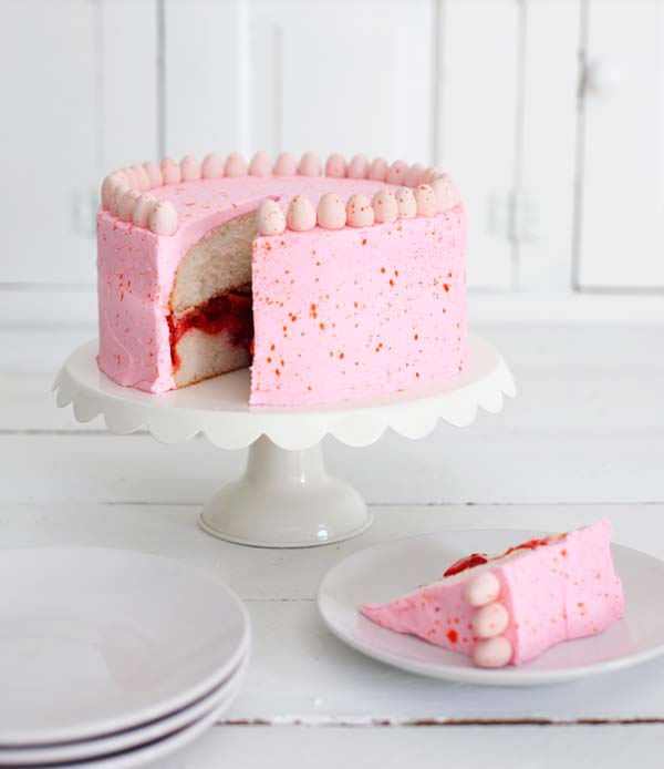 Speckled Strawberry Easter Egg Cake #Easter #cakes #recipes #trendypins