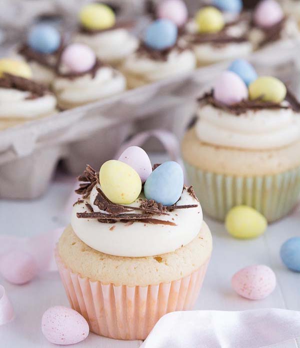 White Chocolate Easter Egg Cupcakes #Easter #treats #recipes #trendypins