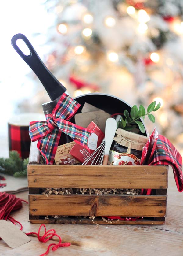 Christmas Breakfast Hostess Gift Basket #Christmas #food #gifts #trendypins