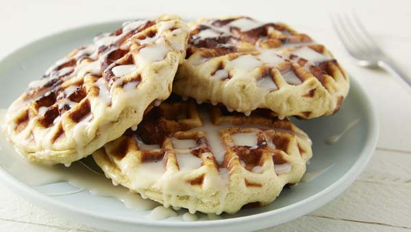 Cinnamon Roll Waffles with Cream Cheese Glaze #Christmas #breakfast #trendypins