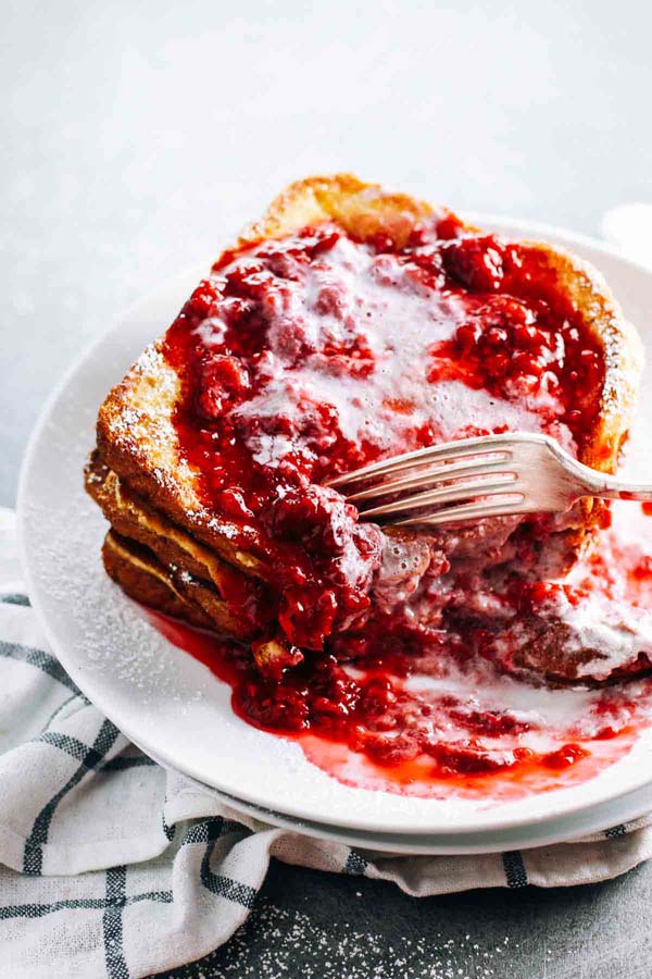 Eggnog French Toast With Raspberry Sauce #Christmas #breakfast #recipes #trendypins