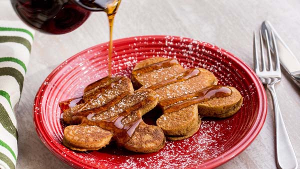 Gingerbread Men Pancakes #Christmas #breakfast #recipes #trendypins