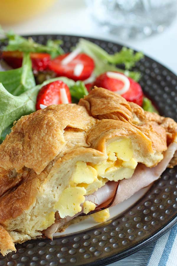 Ham, Egg, and Cheese Breakfast Braid #Christmas #breakfast #sandwiches #trendypins