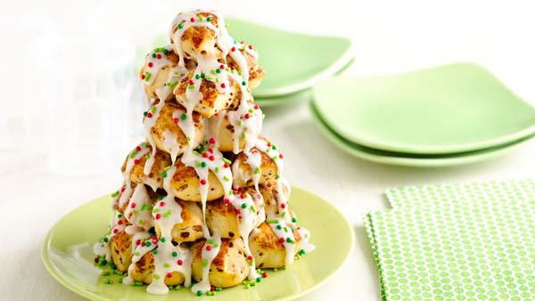 Stacked Cinnamon Roll Christmas Tree #Christmas #breakfast #recipes #trendypins