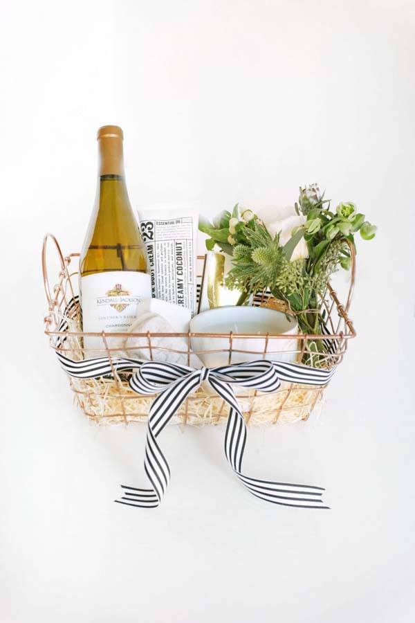 Wine Christmas Gift Basket #Christmas #food #gifts #trendypins