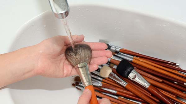 How To Clean Makeup Brushes #makeup #beauty #trendypins